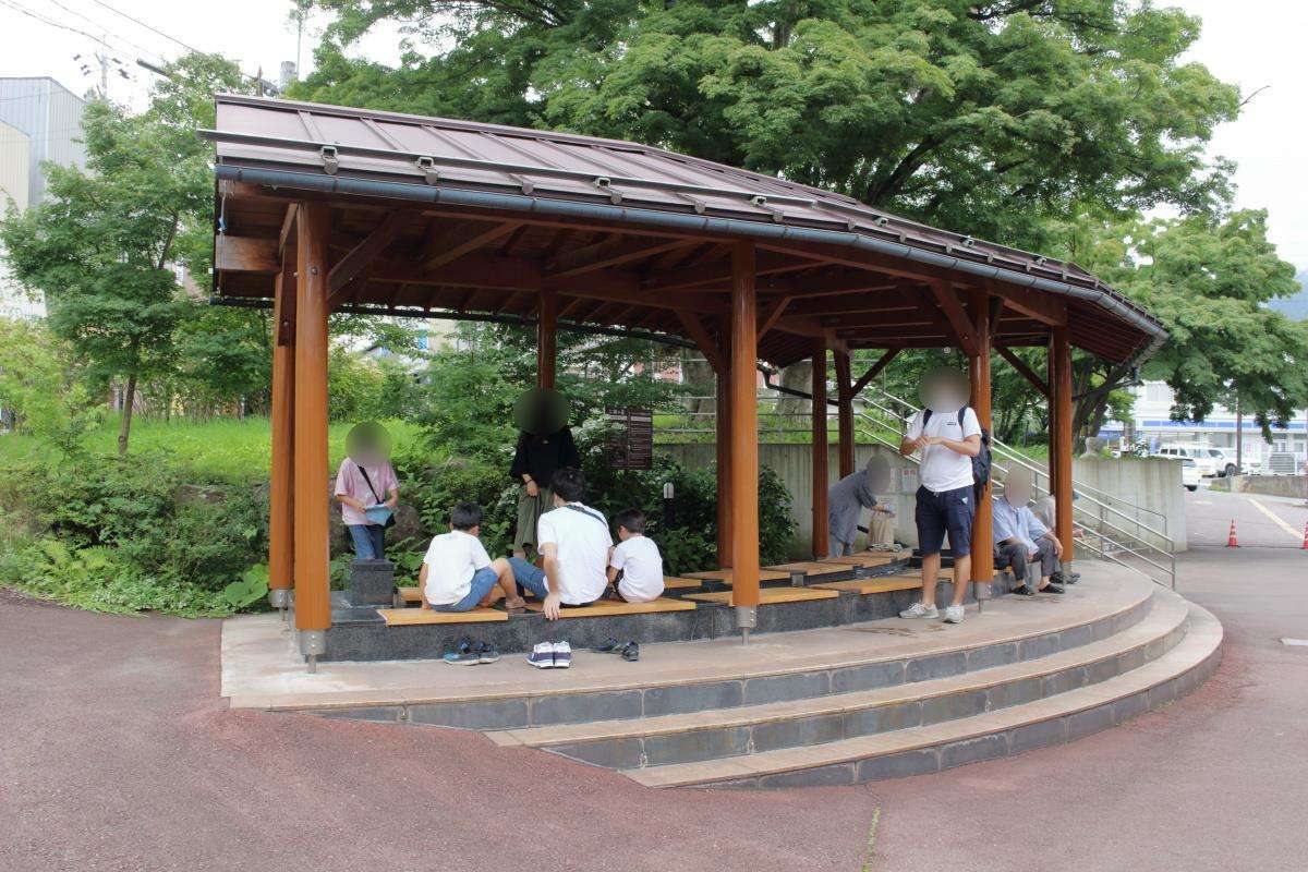 家族連れの観光客で賑わう「楓の館」前の足湯