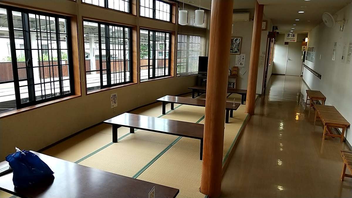 「楓の湯」のお休み処は湯田中駅旧１番ホーム上にありトレインビュー！