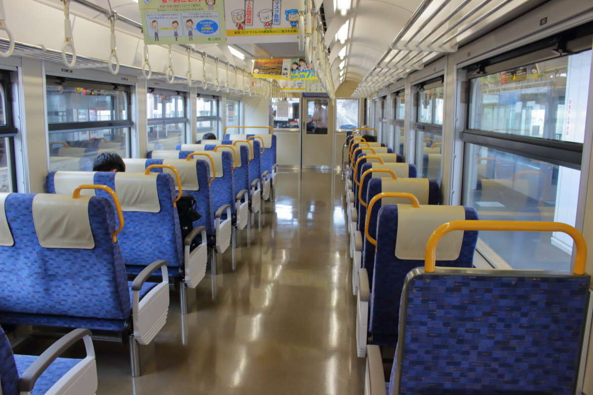 えちごトキめき鉄道「日本海ひすいライン」の車内は転換クロスシートが並ぶ