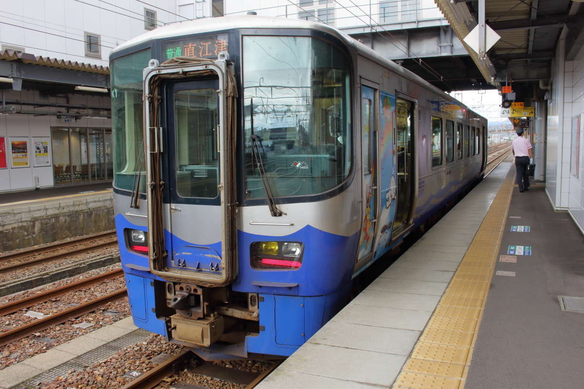 糸魚川駅の長いホームの端っこに停車中の直江津行き普通列車