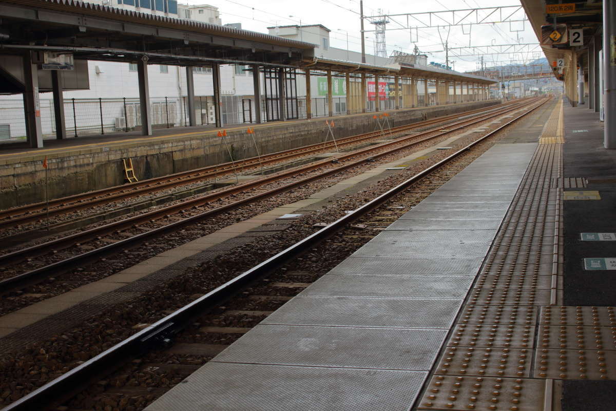 糸魚川駅の長いホームは、かつて特急街道だった頃の名残