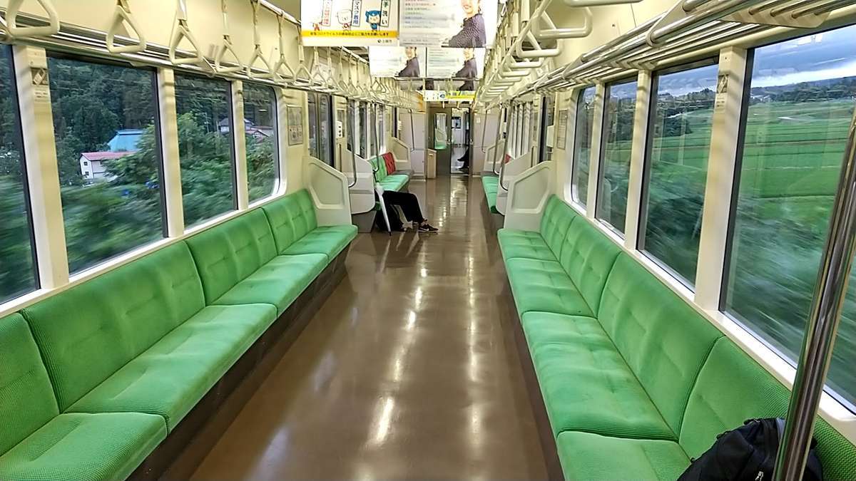 えちごトキめき鉄道「妙高はねうまライン」ET127形電車はロングシート