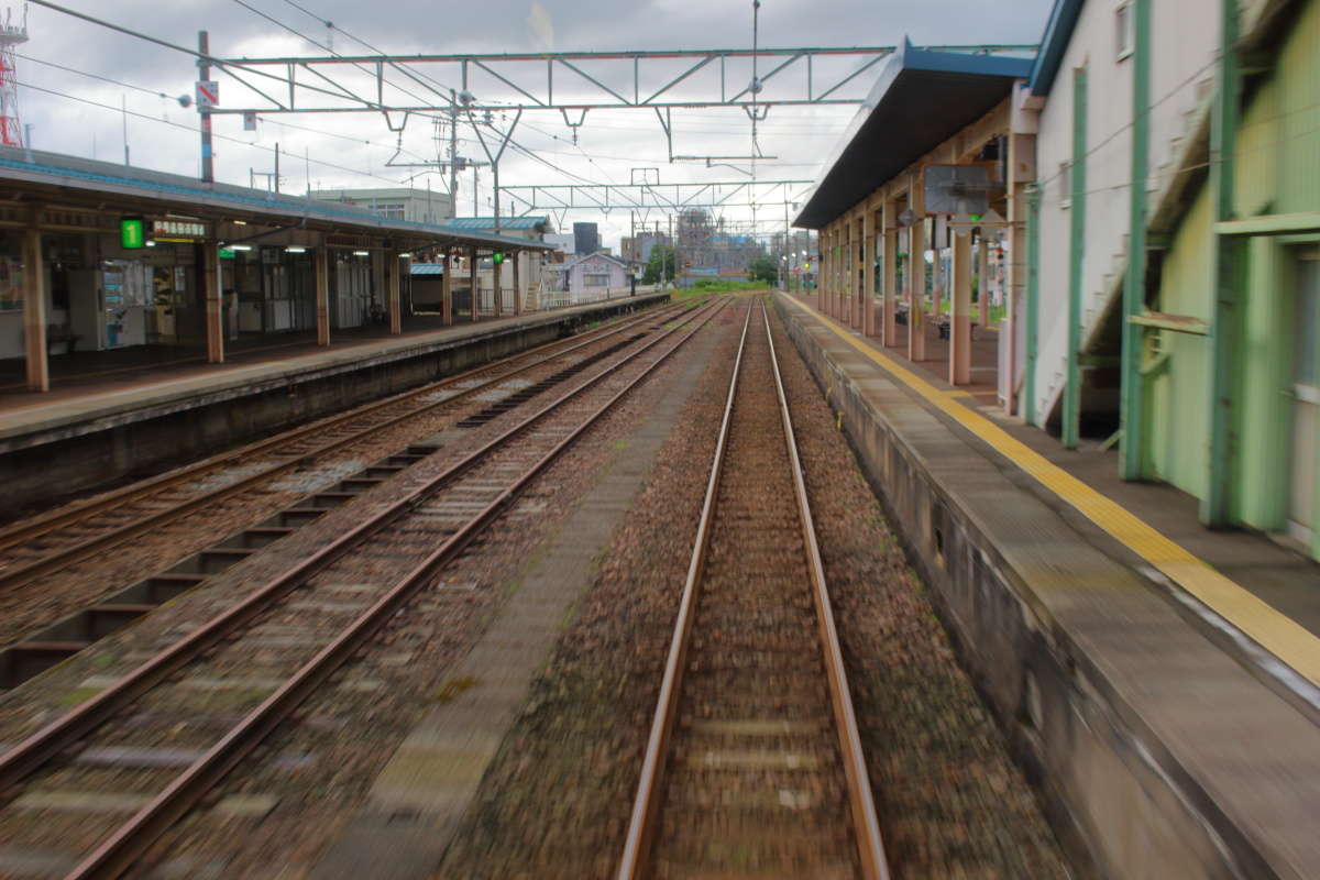 時代を感じさせる新井駅、長いホームは健在