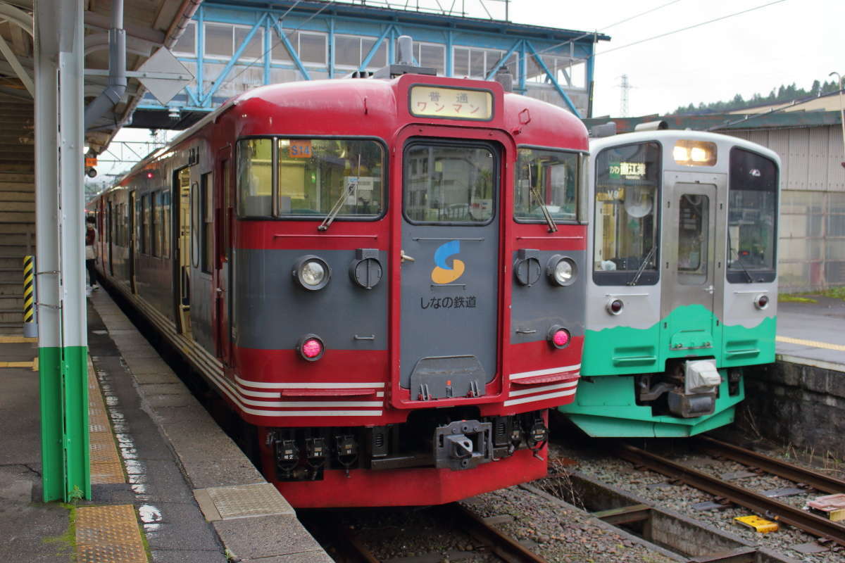 終点の妙高高原駅に到着、隣のホームにはしなの鉄道北しなの線の長野行きが停車中