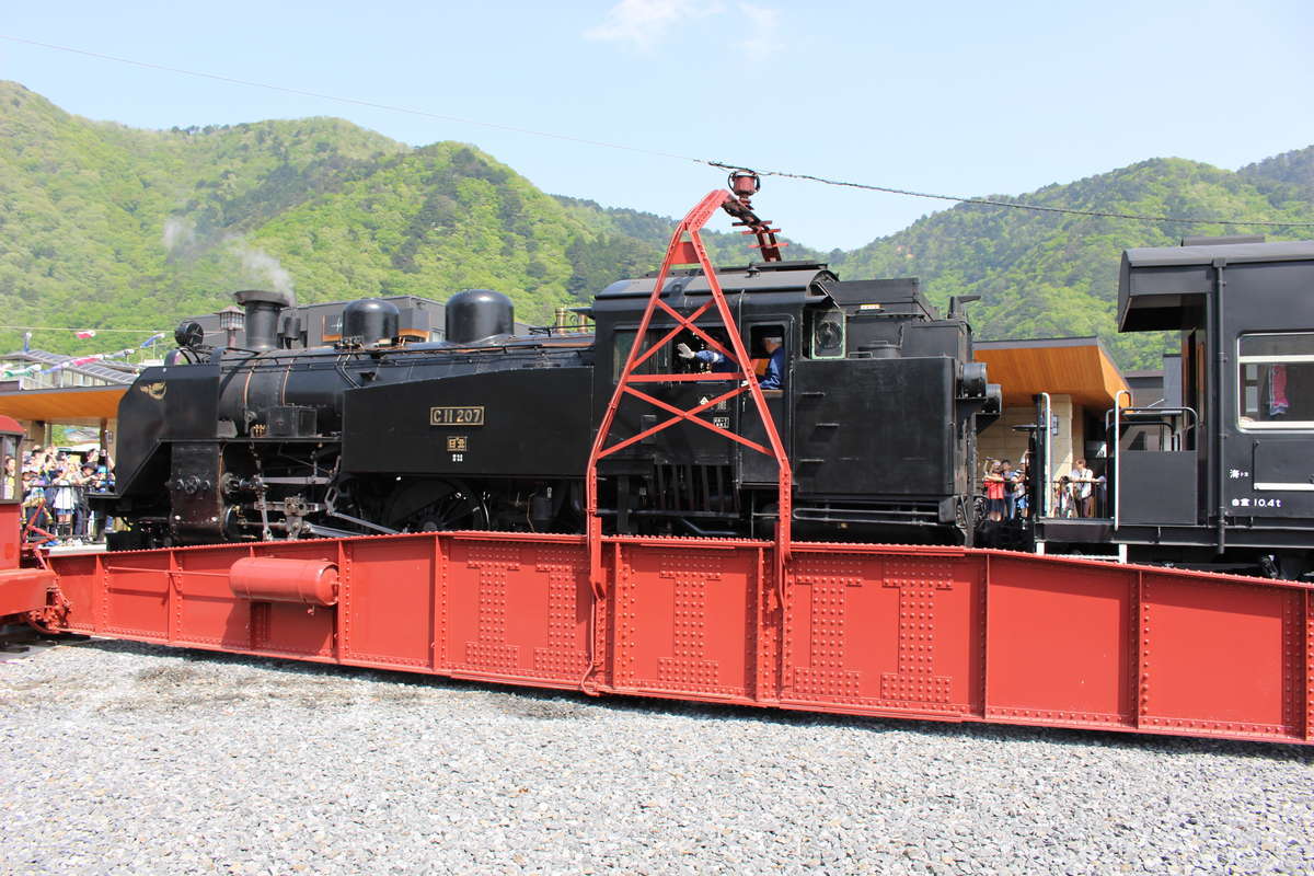 鬼怒川温泉駅の転車台で回転する「C11 207号機」