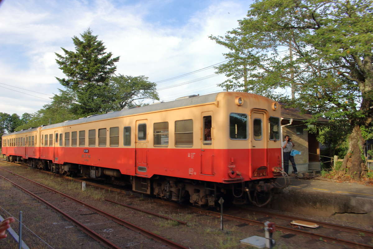 里見駅で停車、下りの普通列車と行き違いをします