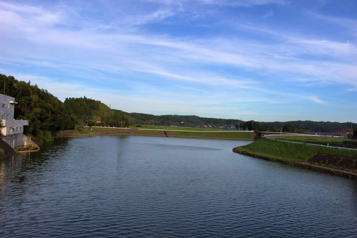 高滝ダムによる堰止湖「高滝湖」を渡ります