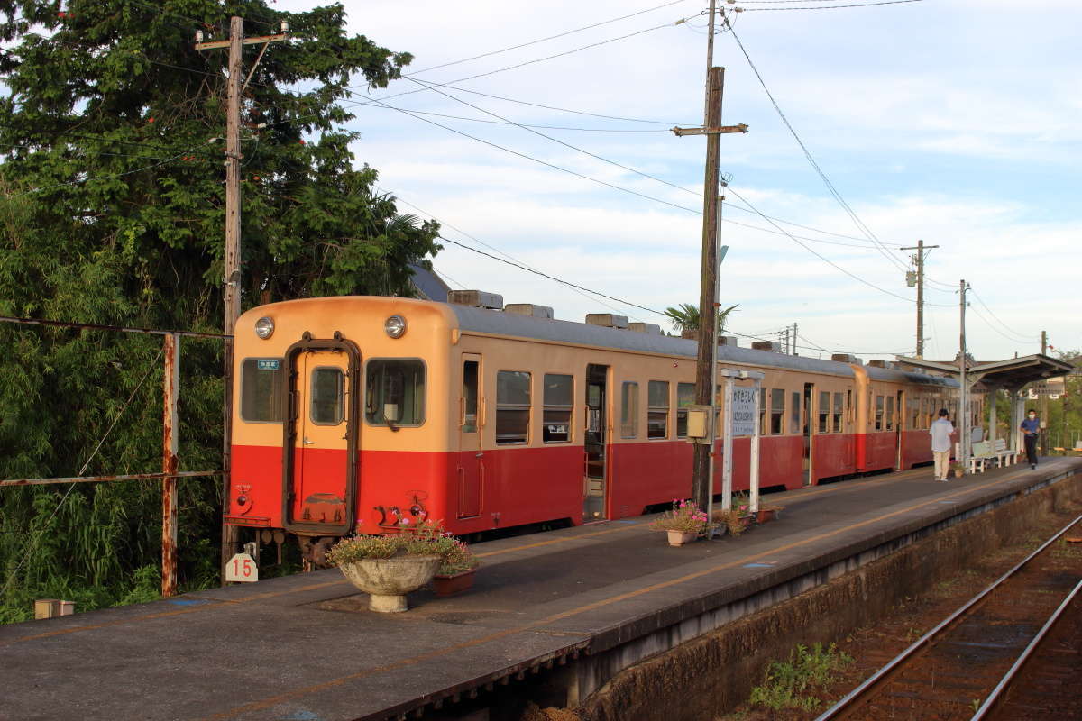 上総牛久駅では大半の乗客が先行する五井行きの普通列車に乗り換えます