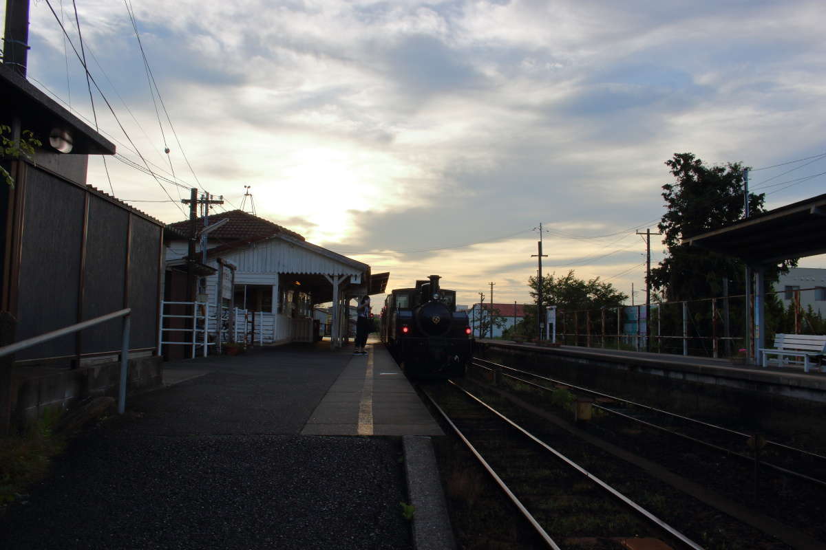 夕暮れ時の上総牛久駅のホーム、房総里山トロッコが出発を待ちます