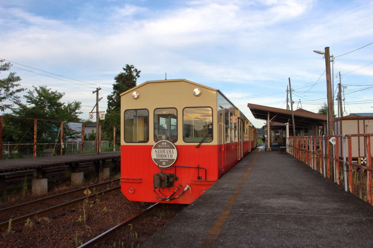 暑さを避けるため出発直前まで駅ホームで過ごします