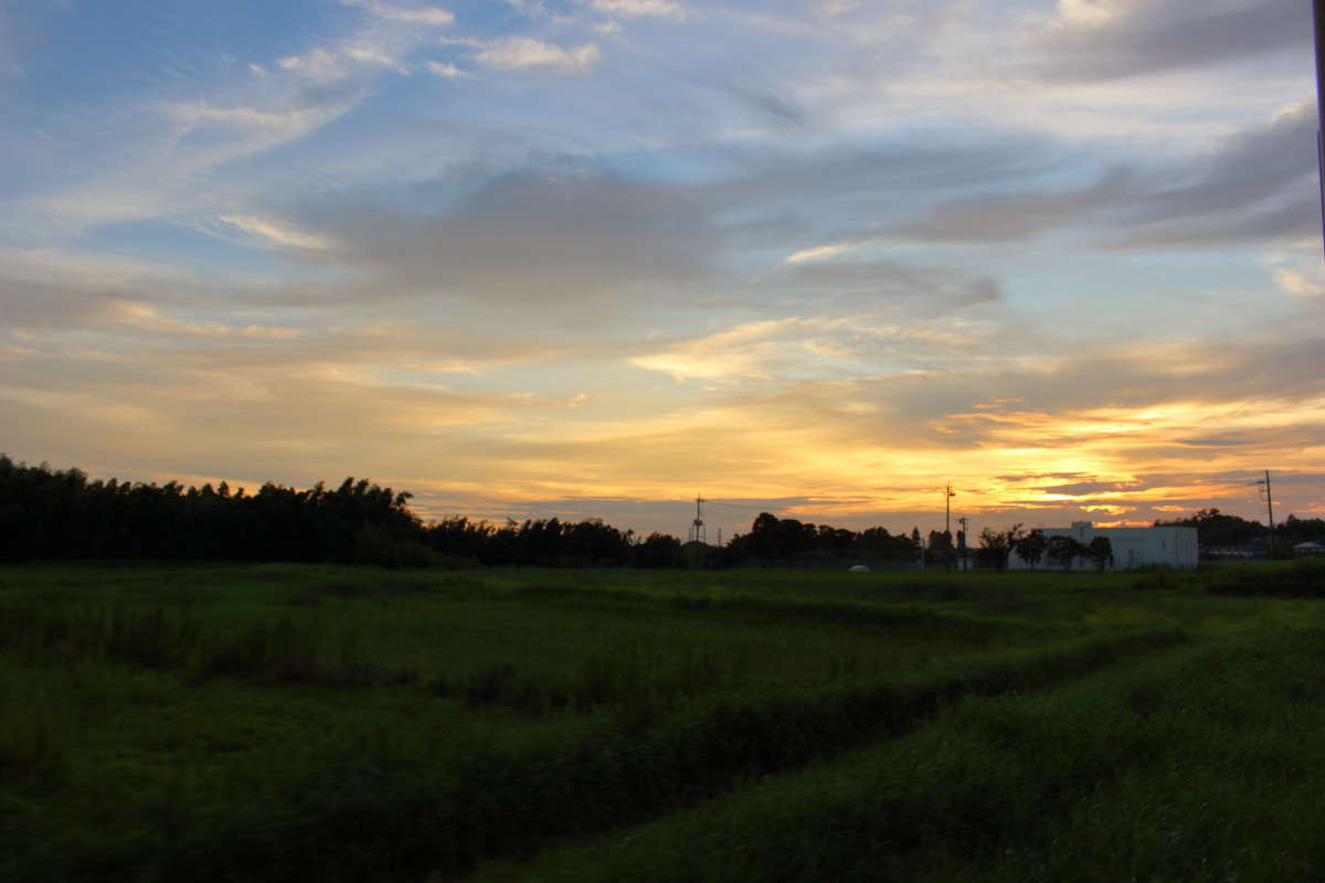 夏の夕暮れ、トロッコの走行音と風の音だけが聞こえます