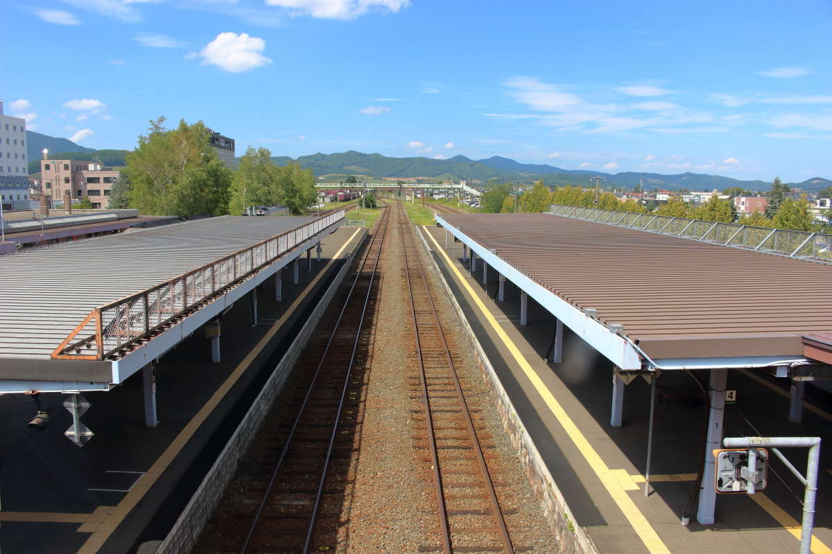 夏空が広がる富良野駅、架線がないので空が広いです