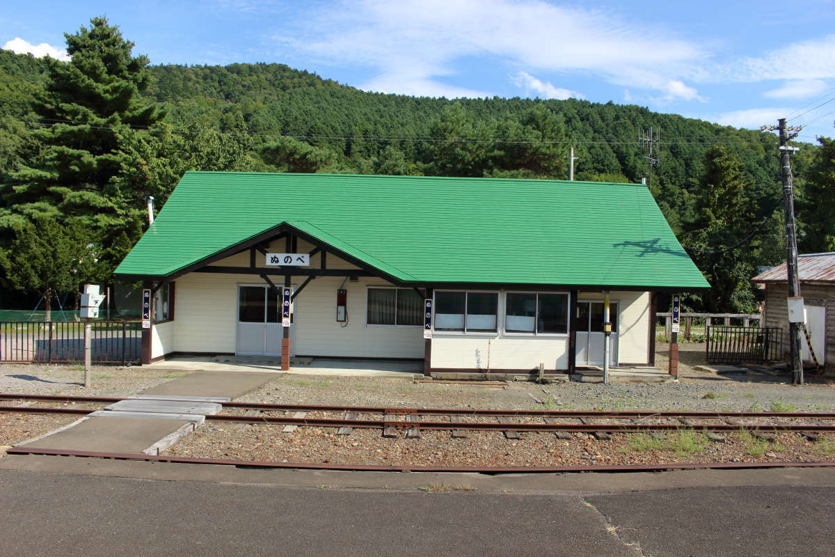 緑の屋根が特徴的な「布部駅」