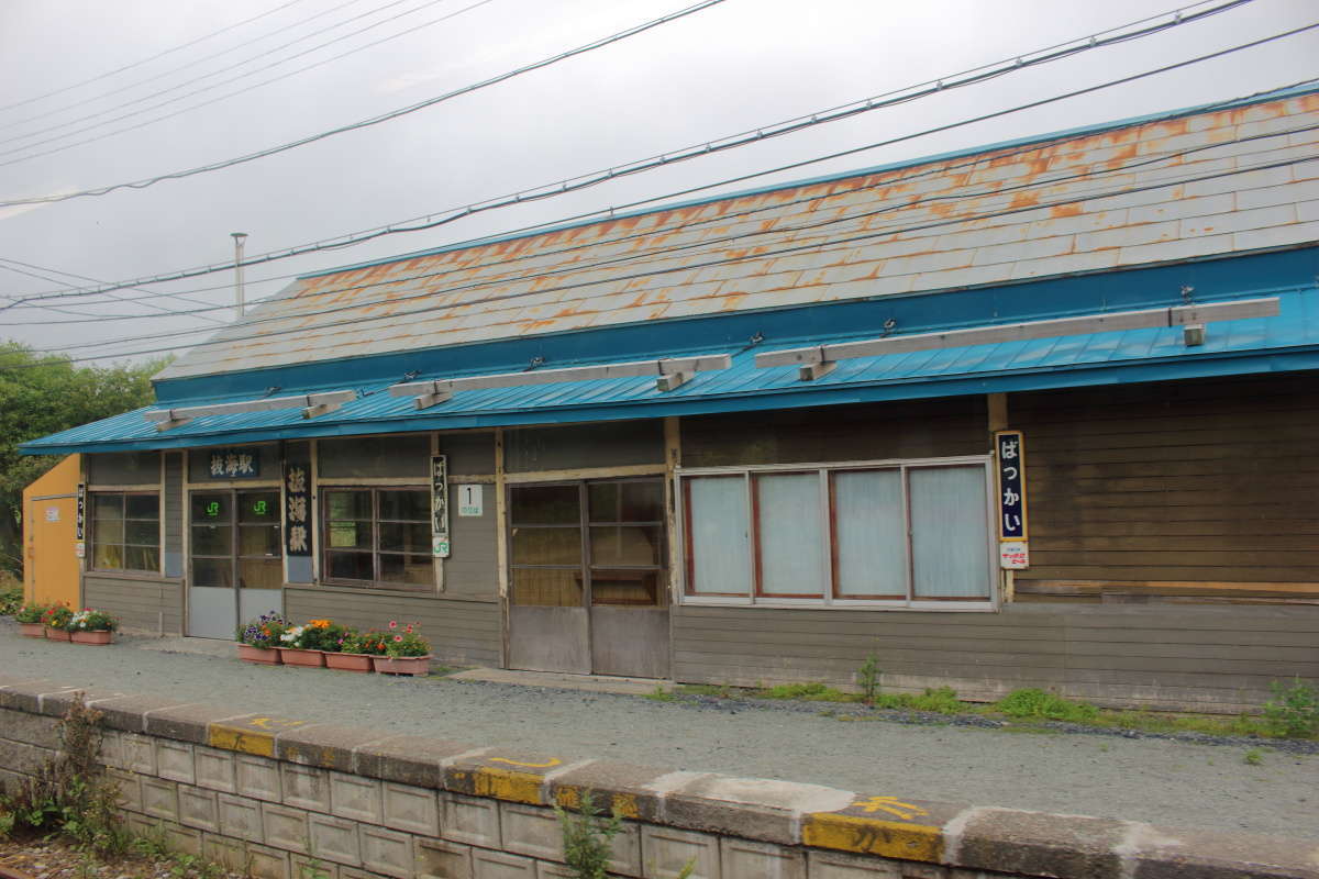 晴れていれば利尻山（利尻富士）も見える抜海駅