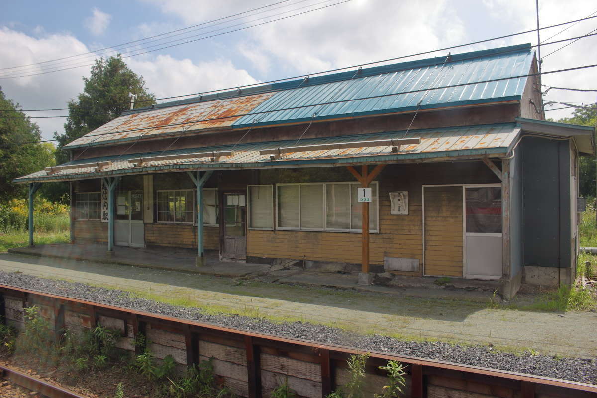 雄信内駅の駅舎は木造の立派なもの