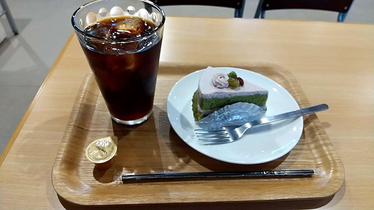 「ピピカフェ比布駅」で抹茶ケーキとアイスコーヒーのセットをいただく