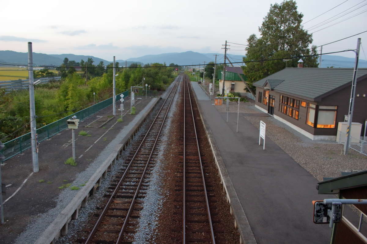 夕暮れの比布駅（比布駅の跨線橋から）