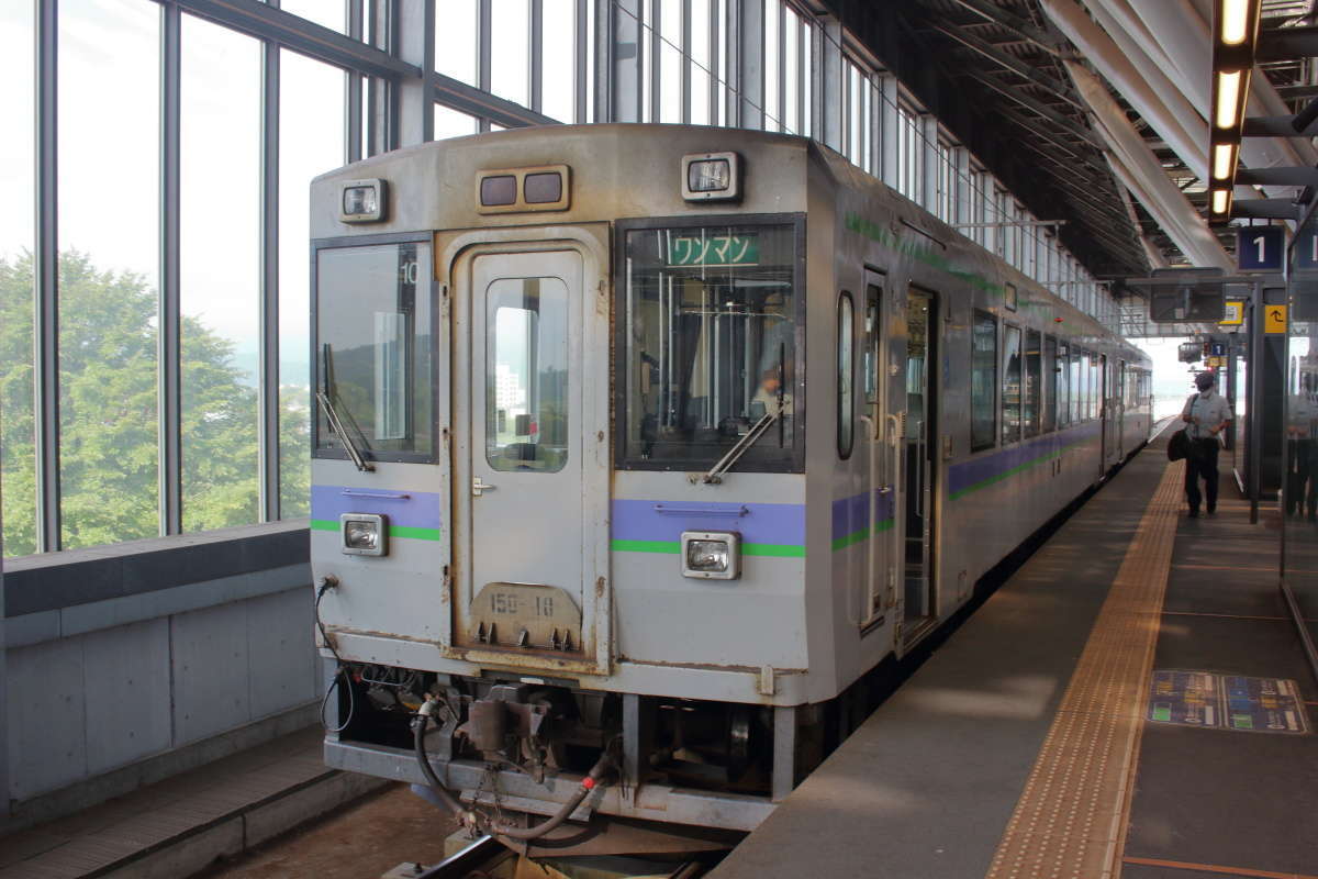 旭川駅で出発を待つ富良野線のディーゼルカー