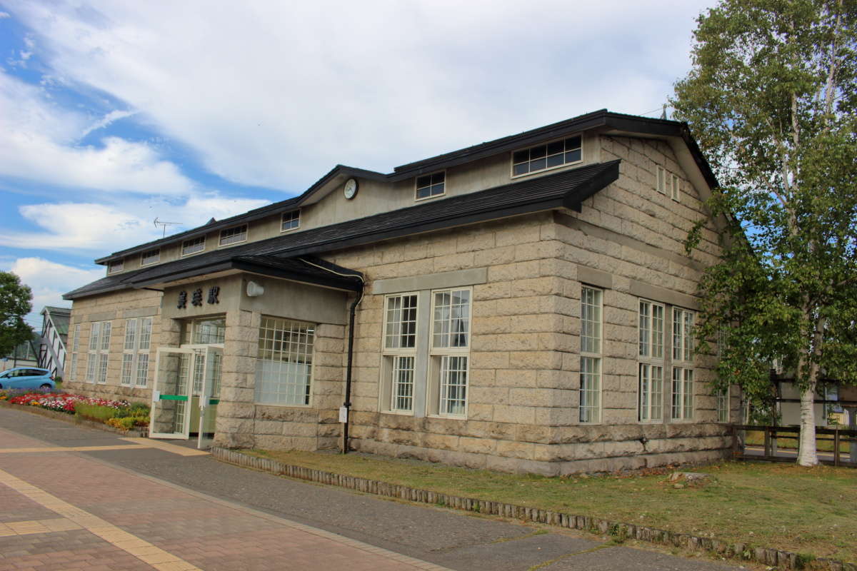 石造りで洋風の美瑛駅の駅舎