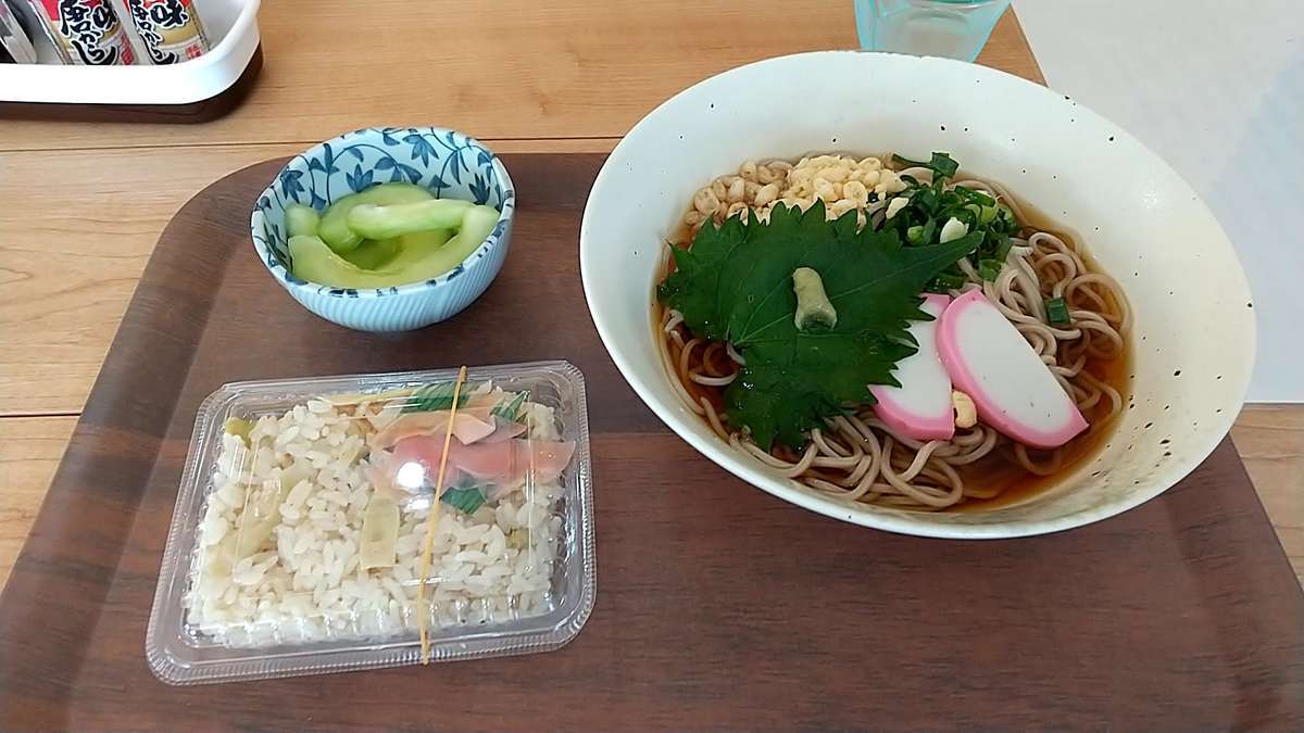 ぶっかけ蕎麦とかやくご飯のセット、漬物はメロン！