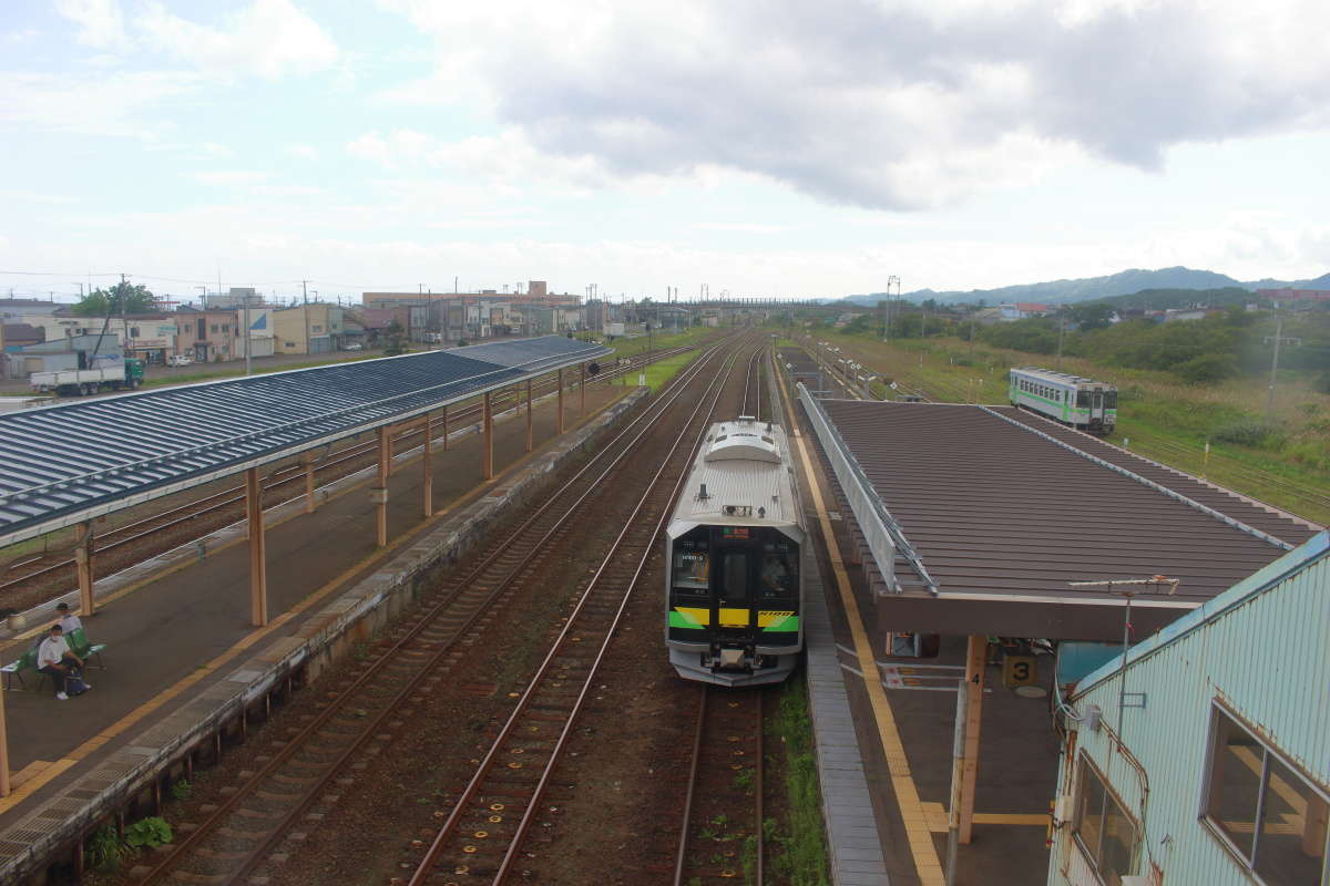 構内も空も広い長万部駅