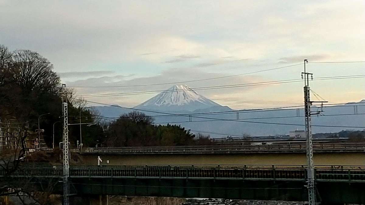 小淵沢→甲府間のD席側車窓からは富士山を眺めることができます