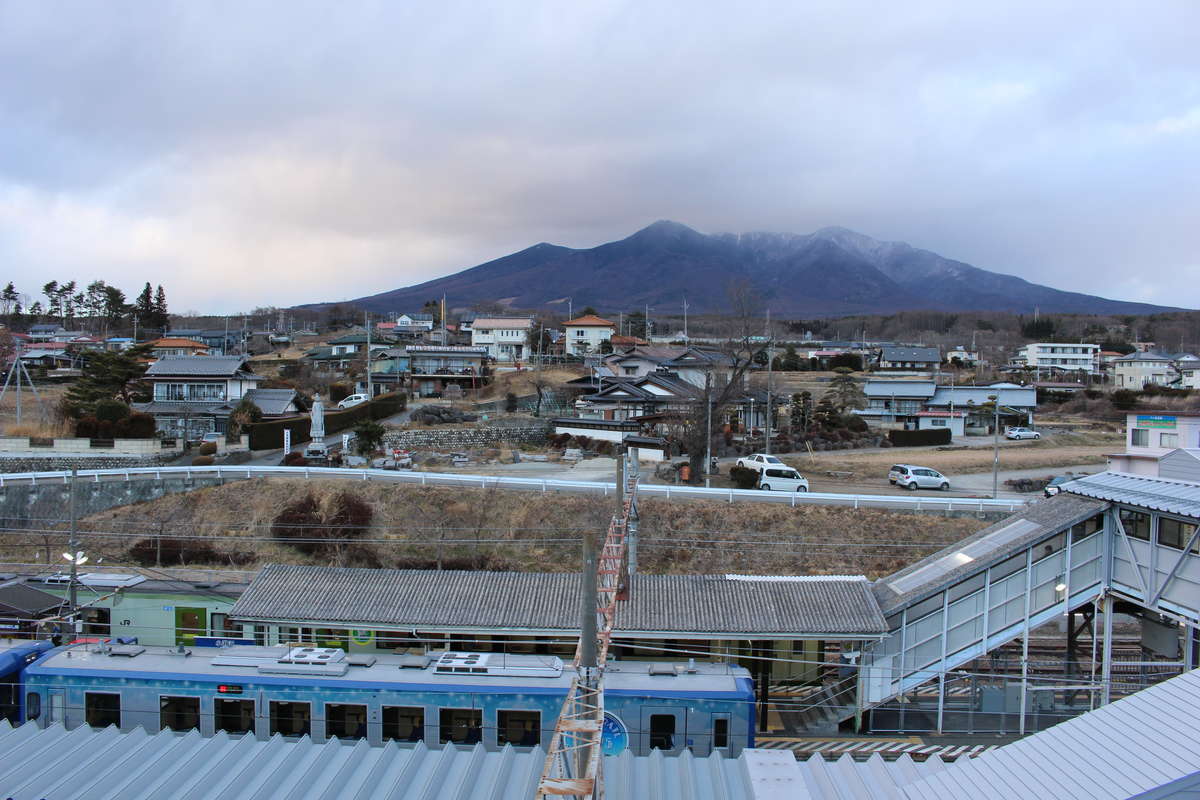 小淵沢駅の前後ではA席側に八ヶ岳の姿を眺めることができます（写真は小淵沢駅の展望台から撮影）