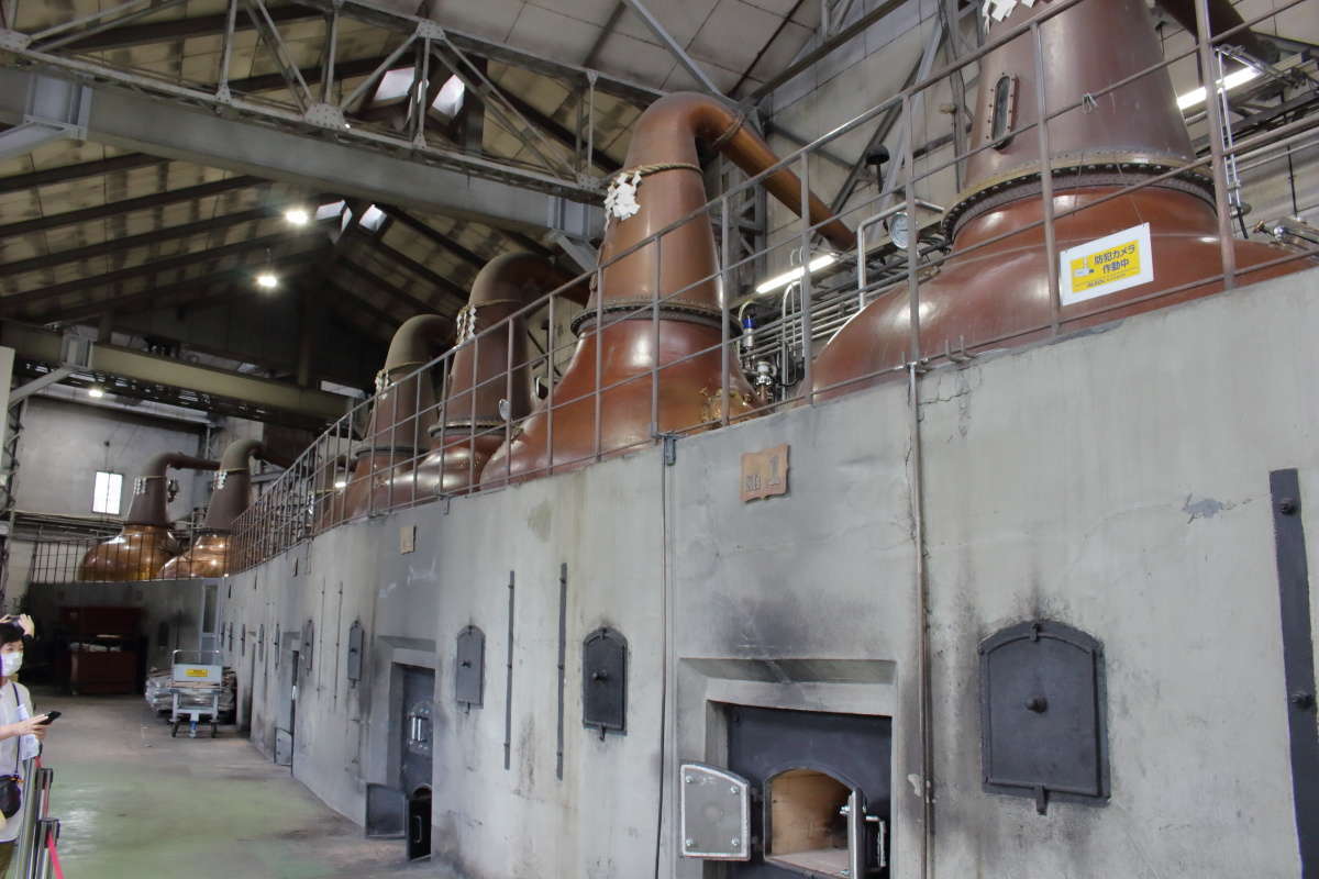 大きな蒸溜器が並ぶ蒸溜棟の内部