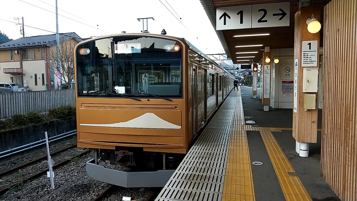 富士急行の普通列車（大月駅）