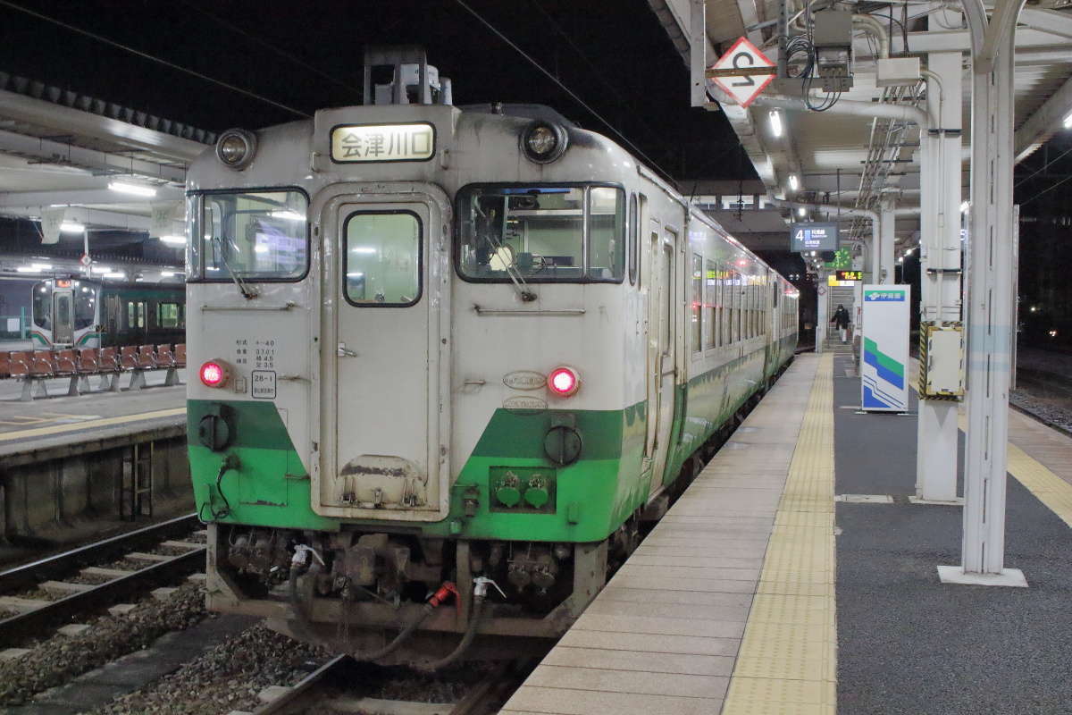 まだ暗い中、出発を待つ只見線の始発列車（会津若松駅）