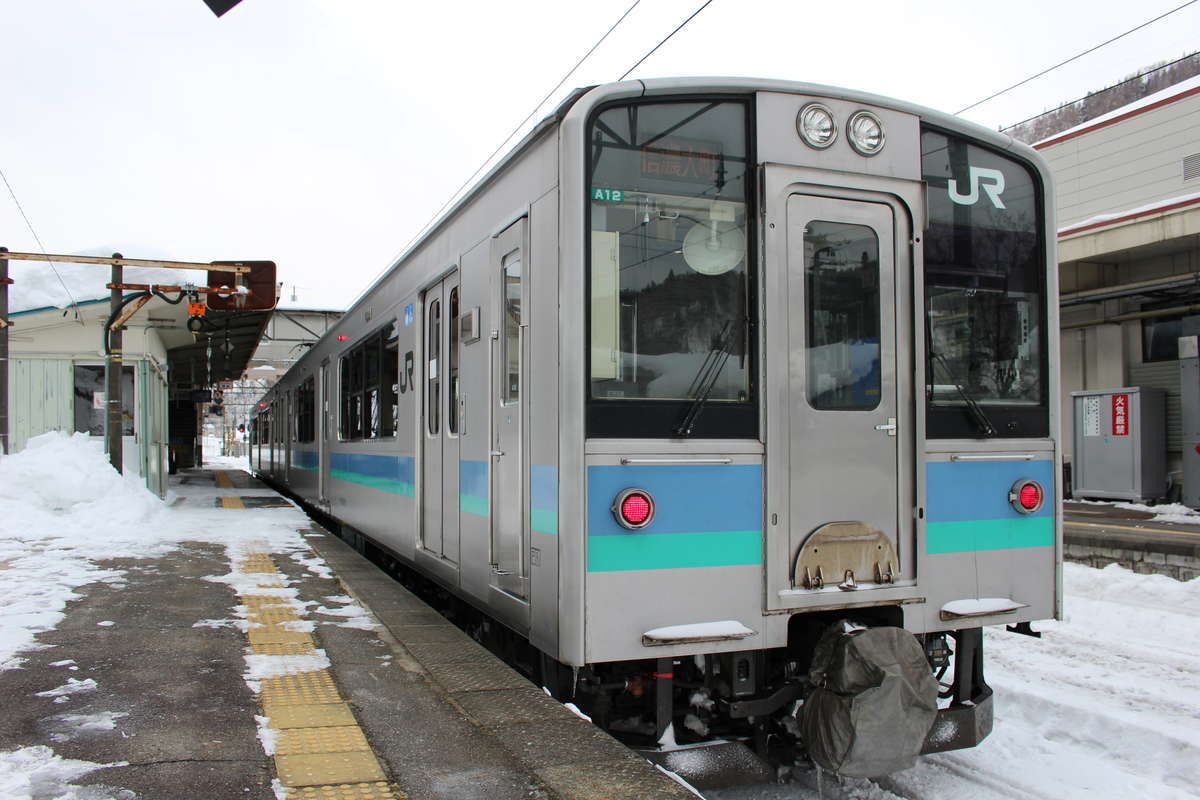 大糸線南部の主力はJR東日本の「E127系」電車