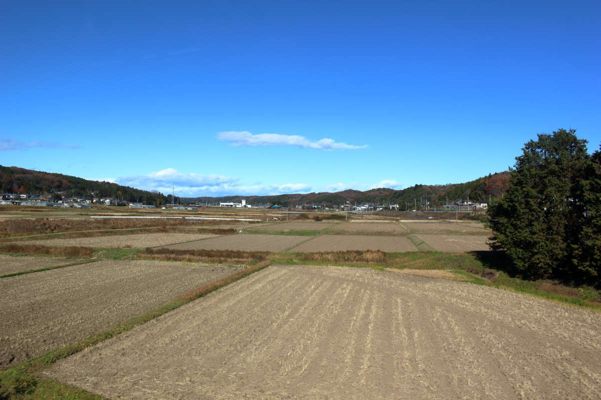 那珂川の支流「荒川」を渡り開けた地形を走る