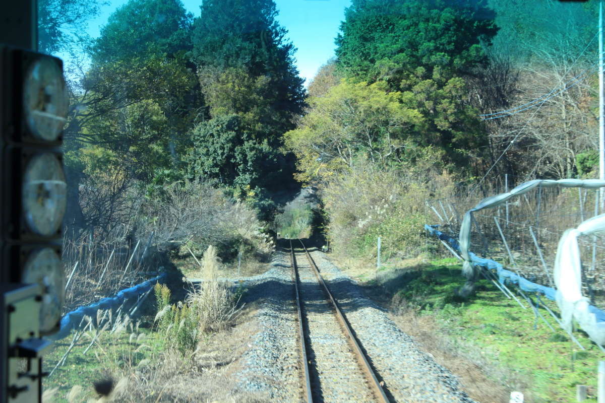 滝駅を出て大きく左へカーブし、那須烏山市の市街地へ