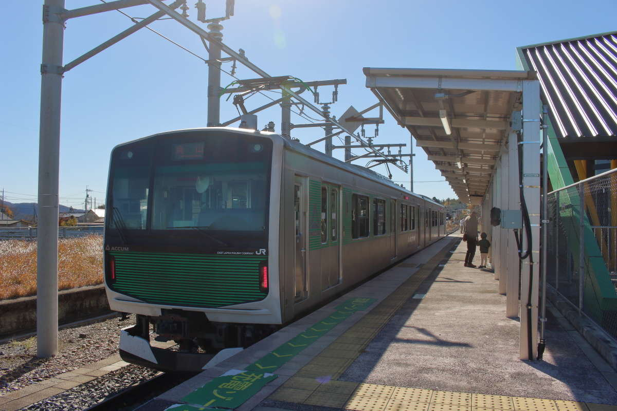 １両分だけ架線が設置された烏山駅、到着後にすぐ充電を開始！