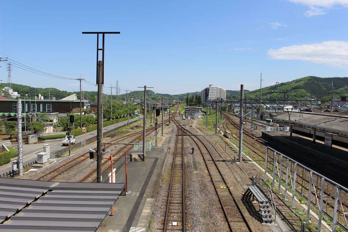 東武東上線との接続駅「小川町駅」、架線のない八高線は空が広い！