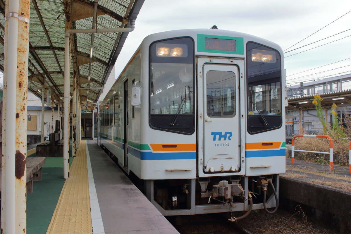 掛川駅で発車を待つ天浜線の気動車