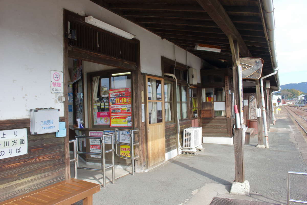 遠州森駅の改札口には当時の腰付きガラス戸が現存しています