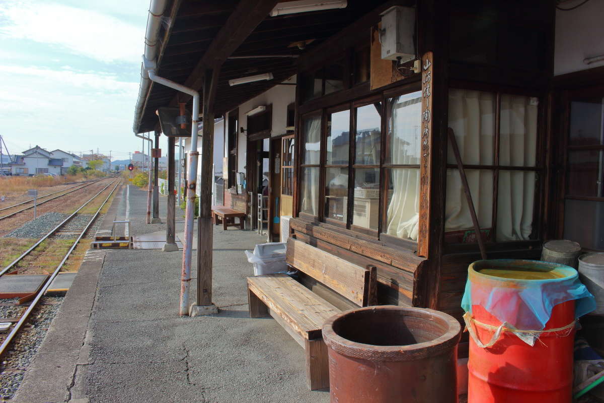 開業時から残る遠州森駅の木製のベンチ