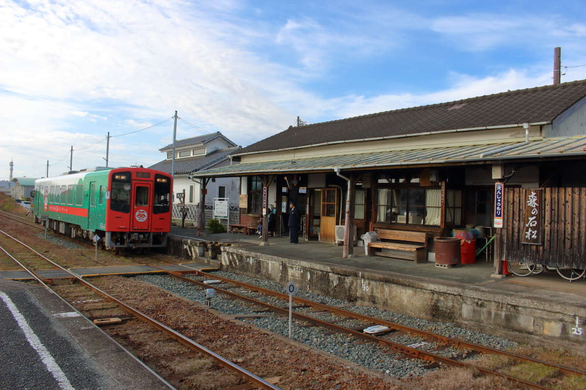 ラッピング車両と80年前の駅舎