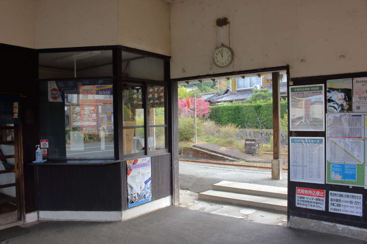 改札口に出っ張っている切符売り場が特徴的な遠江一宮駅の駅舎内