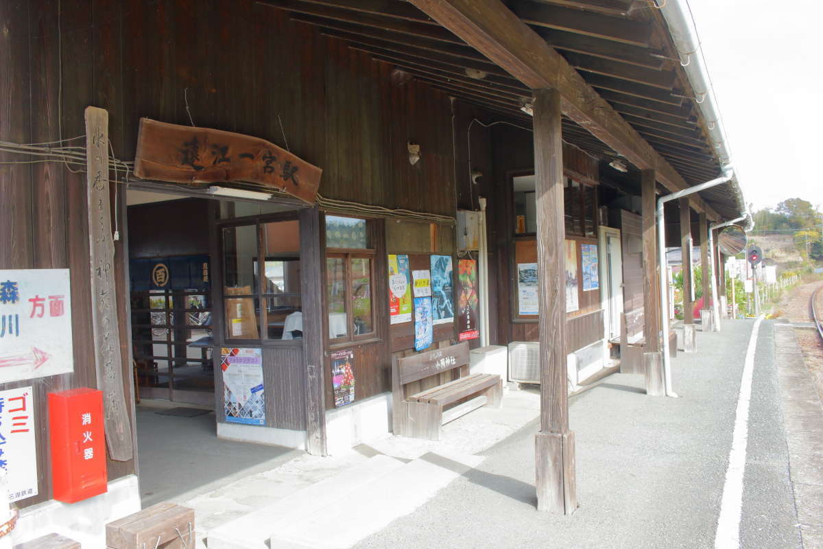 木の柱が並ぶ駅舎のホーム側、駅舎の外壁は縦板張りです