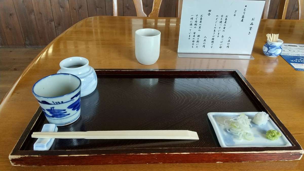 お蕎麦の前にお膳がセットされます