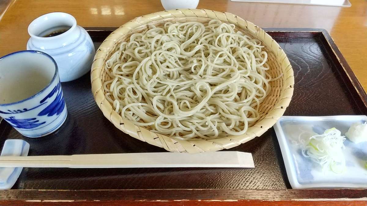 濃いめのつゆとの相性がとてもよい瑞々しいお蕎麦でした