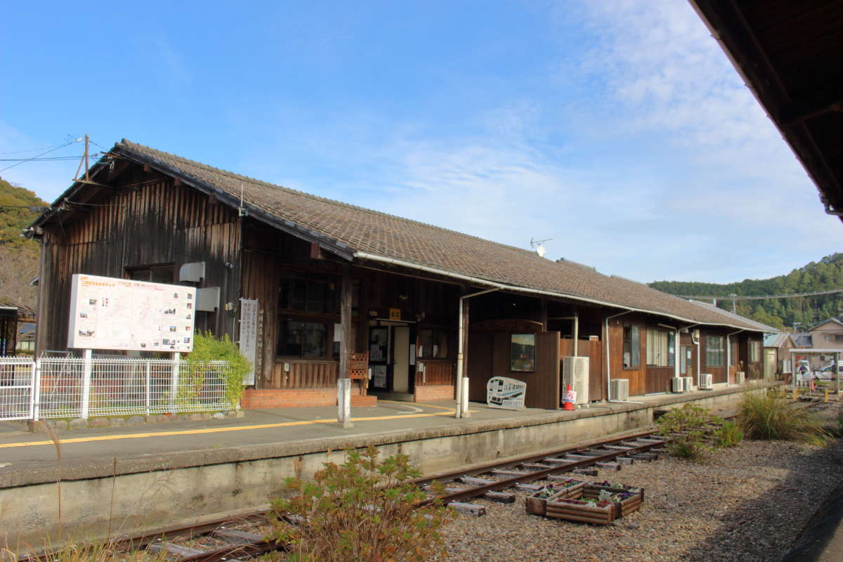 天竜二俣駅の駅舎、ホーム側の屋根が長いのが特徴