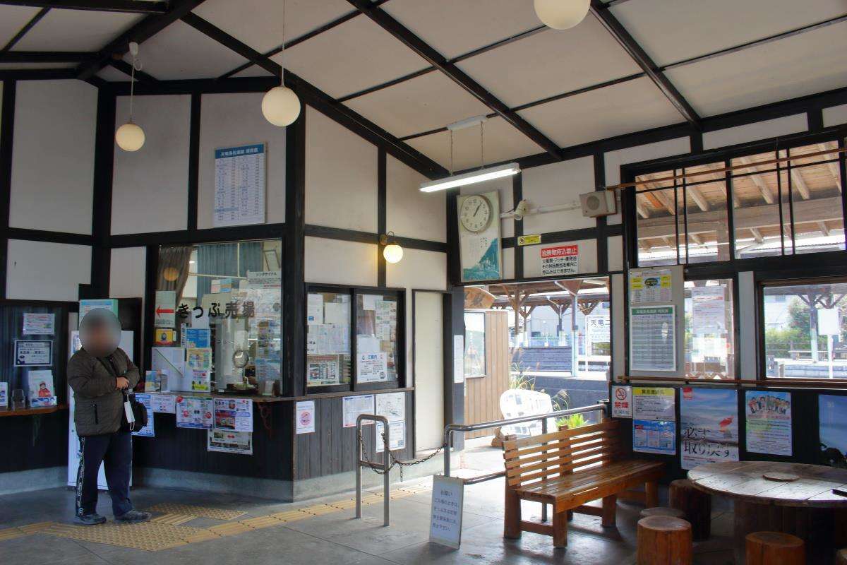 天竜二俣駅の駅本屋の待合室