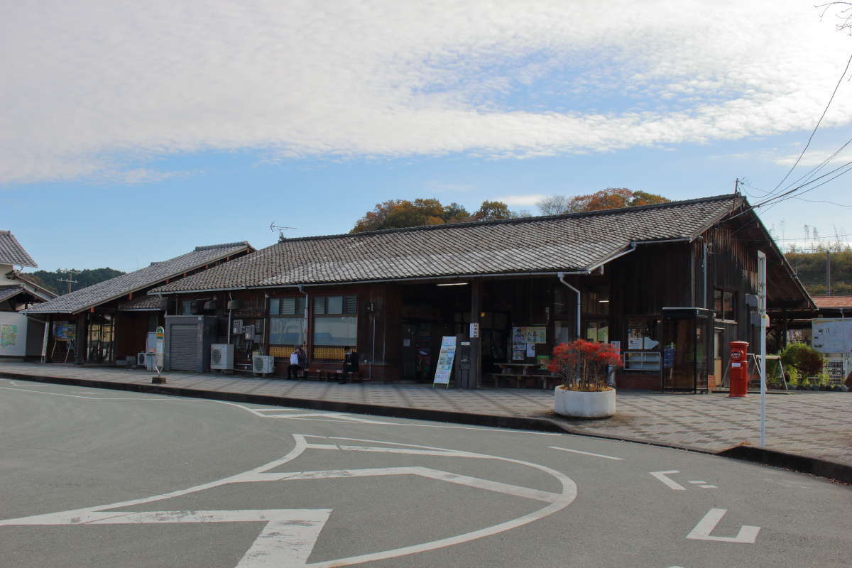 天竜二俣駅の駅舎全景、左奥には天竜浜名湖鉄道の本社も入っています
