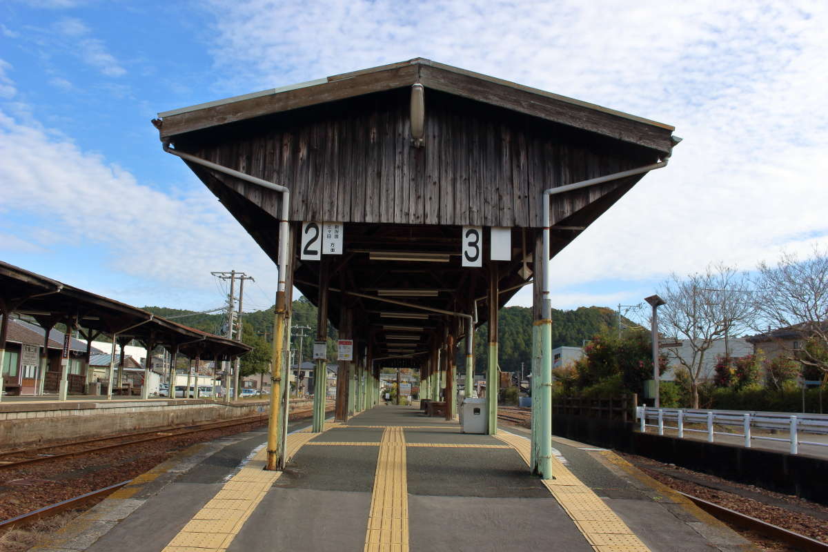 下りプラットホームの上屋も開業当時からのもの