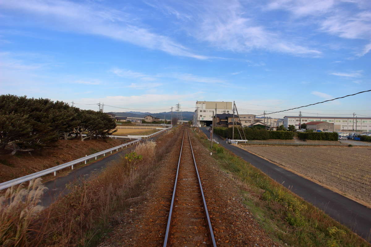 住宅地と田園風景が繰り返し現れる天浜線の車窓
