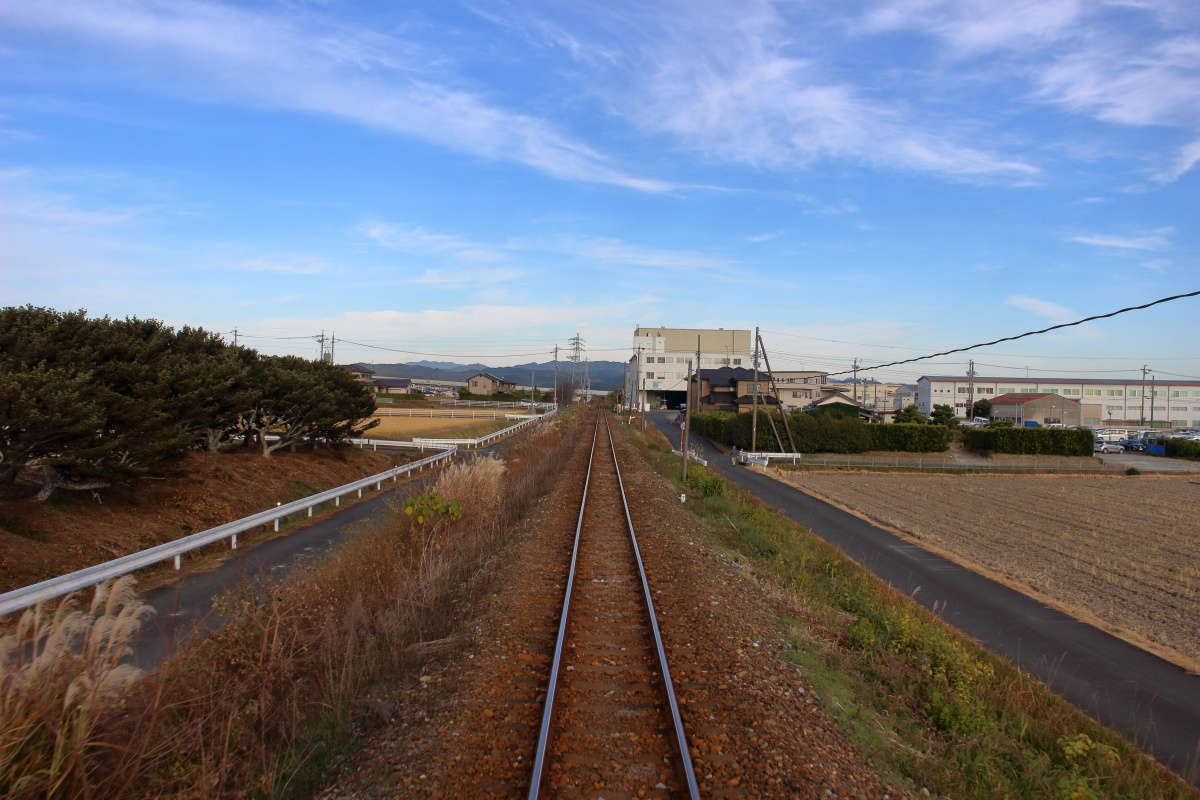 住宅地と田園風景が繰り返し現れる天浜線の車窓