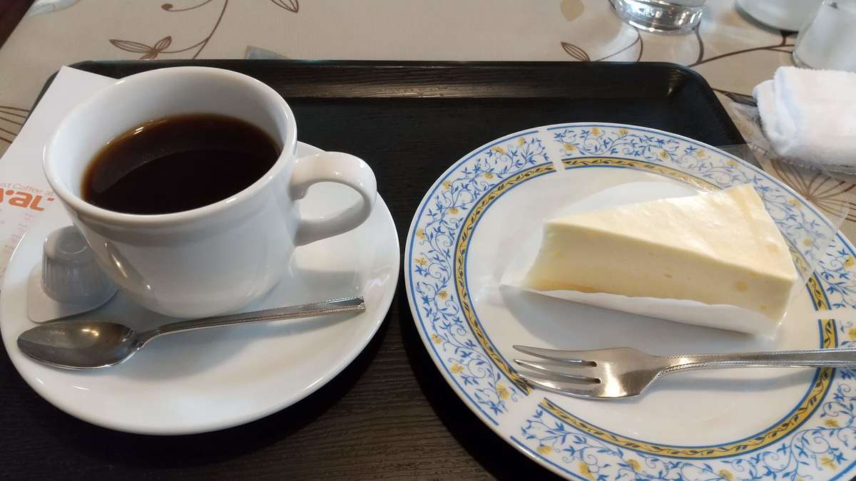 喫茶店「かとれあ」ではチーズケーキとブレンドコーヒーのセットをオーダー